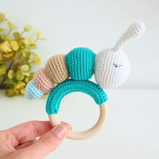 💛 Hledáte originální a bezpečnou hračku pro miminko, která potěší i jako dárek? ✨ Ručně háčkovaná housenka z české dílny –...