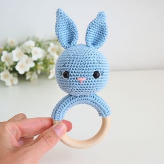 ✨ Vyslyšeli jsme vaše přání! 🐇 Náš háčkovaný králíček je teď nově k dostání i v krásné modré barvě. 💙 Ideální dárek, který...